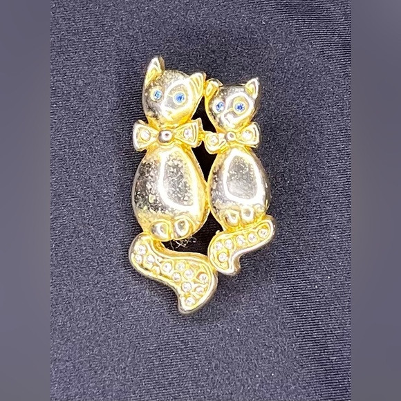 Jewelry - Vintage Gold Tone Cat / Kitten Brooch / Pin With Faux Diamond Aquamarine Gems